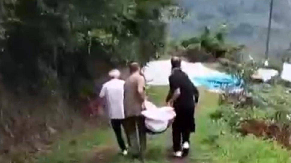 Arsin'de Ambulans Giremeyen Mahallede Hasta Kadın Salla Taşındı!