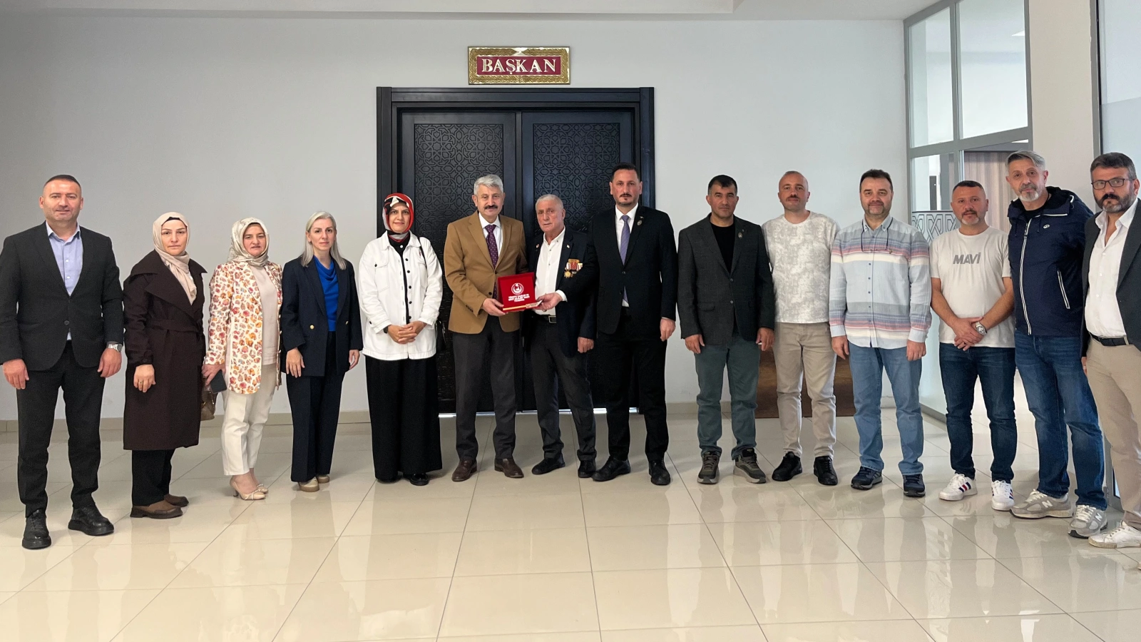 Şehit aileleri ve gazilerden Araklı Belediye Başkanı Çebi’ye ziyaret