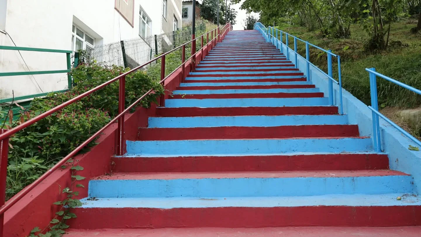Trabzon Arsin Bordo Maviye Büründü