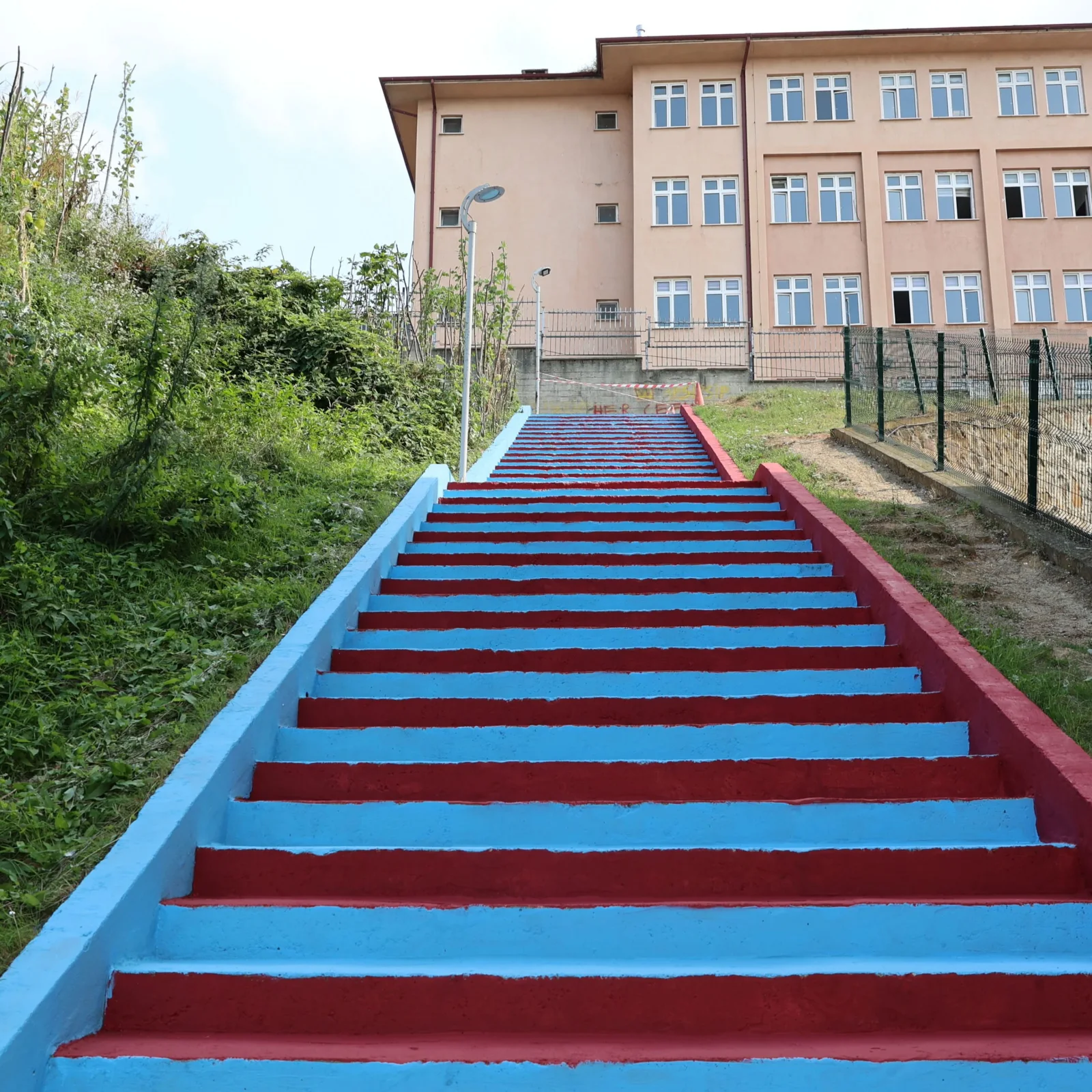 Trabzon Arsin Bordo Maviye Büründü