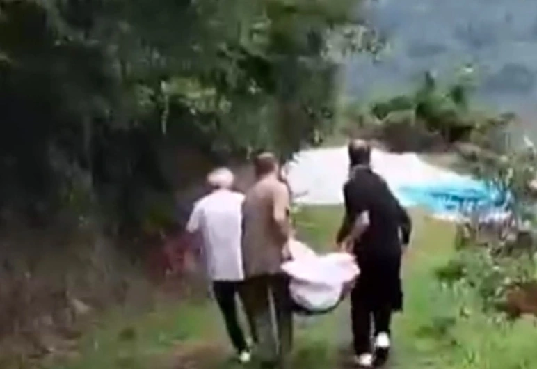 Arsin'de Ambulans Giremeyen Mahallede Hasta Kadın Salla Taşındı!