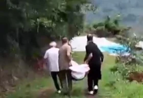 Arsin'de Ambulans Giremeyen Mahallede Hasta Kadın Salla Taşındı!