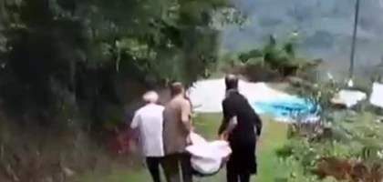 Arsin'de Ambulans Giremeyen Mahallede Hasta Kadın Salla Taşındı!