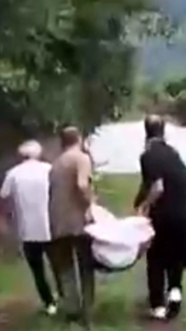 Arsin'de Ambulans Giremeyen Mahallede Hasta Kadın Salla Taşındı!